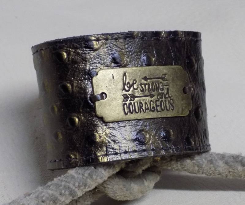 Einfach Ihre Größe Schwarz Und Gold Geprägt Strauß Drucken Breites Lederarmband Mit Messing Antik Metall-Tag von BlondinaBigTruck