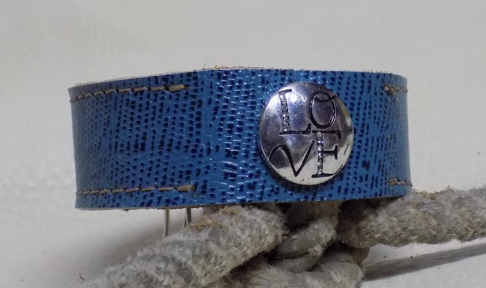 Einfach Ihre Größe Türkis Geprägt Schlangenhaut Druck Lederarmband Mit Silber Liebe Knopf Concho von BlondinaBigTruck