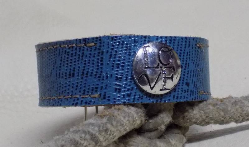Einfach Ihre Größe Türkis Geprägt Schlangenhaut Druck Lederarmband Mit Silber Liebe Knopf Concho von BlondinaBigTruck