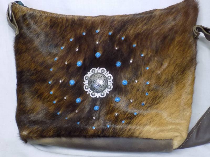Haare Auf Ledertasche Mit Türkisen Und Silbernen Punkten von BlondinaBigTruck
