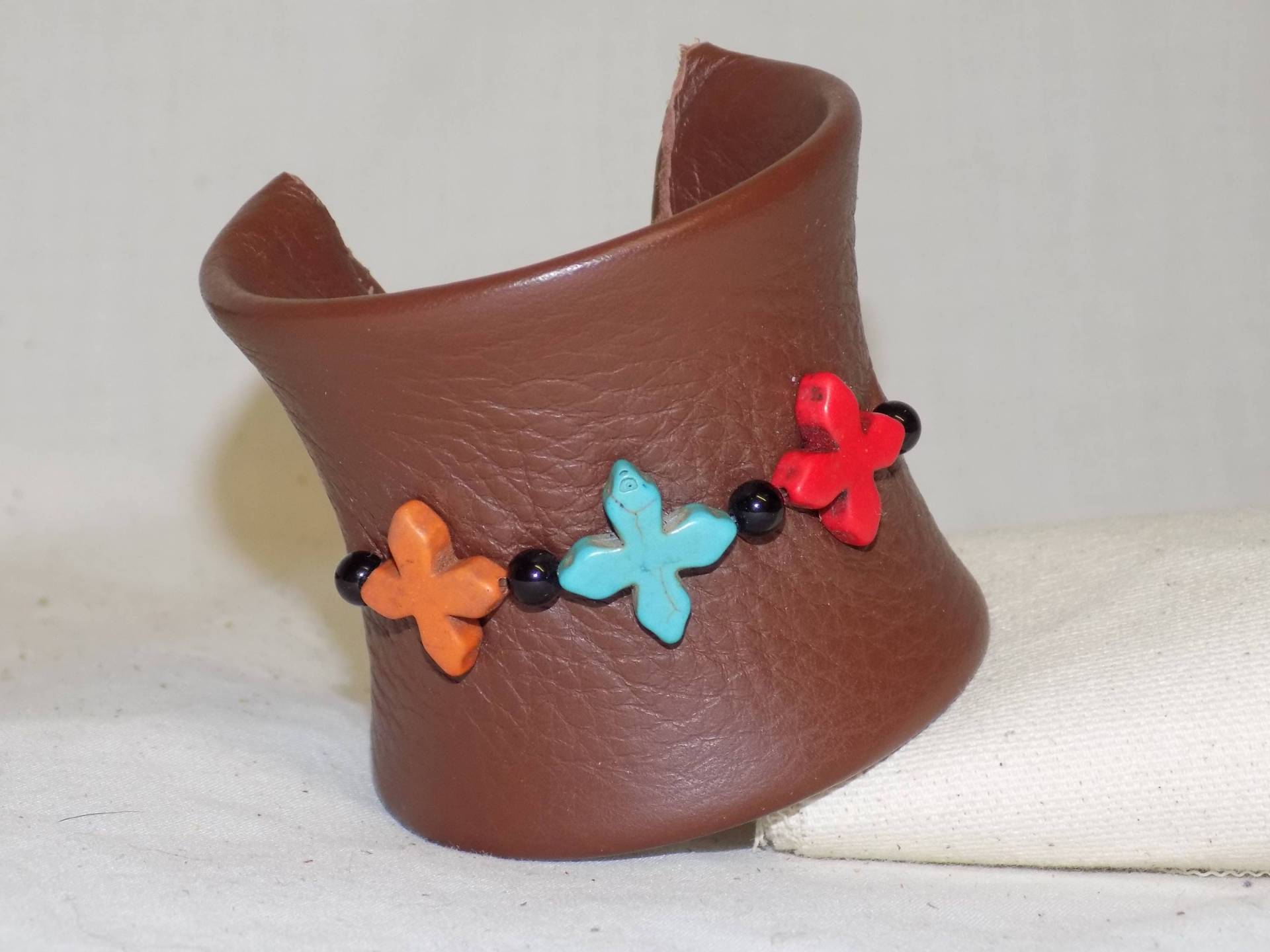 Leder Bedeckt Armband Mit Multi Color Stein Kreuze von BlondinaBigTruck