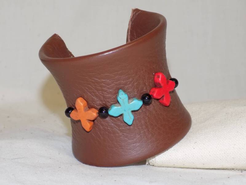 Leder Bedeckt Armband Mit Multi Color Stein Kreuze von BlondinaBigTruck