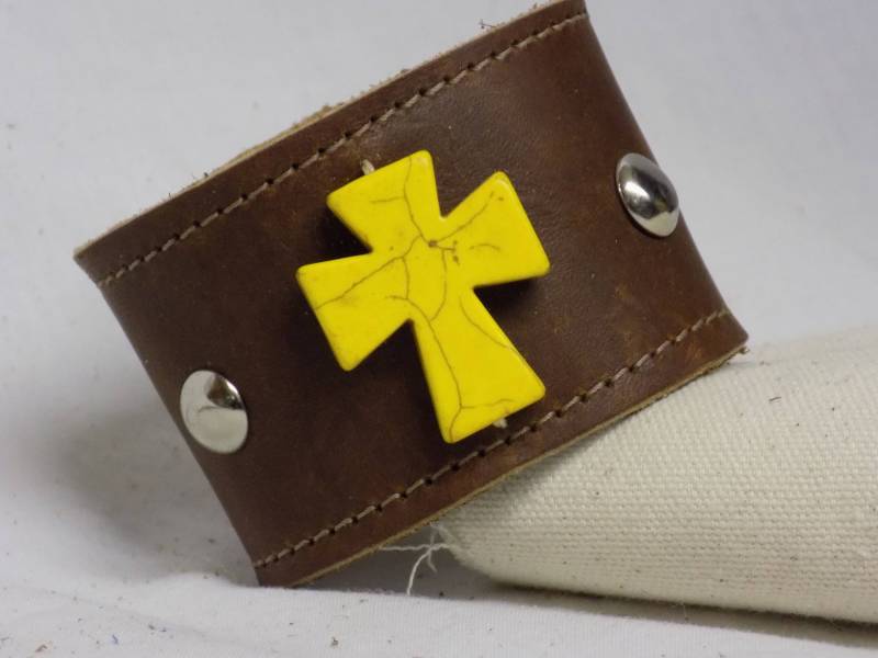 Lederarmband Mit Gelben Stein Kreuz von BlondinaBigTruck