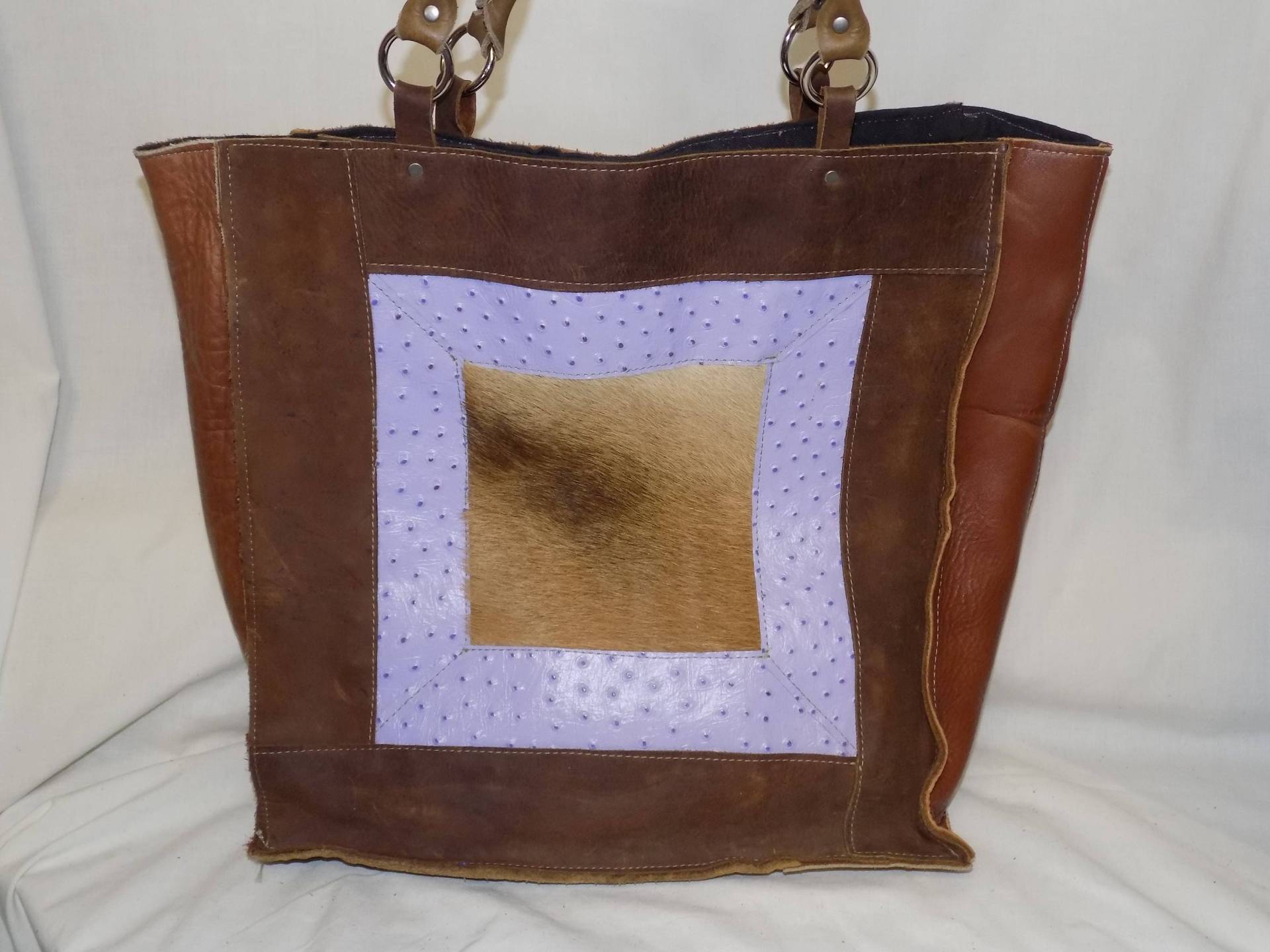 Lila Strauß Hobo Tasche Mit Haaren Auf Mitte von BlondinaBigTruck