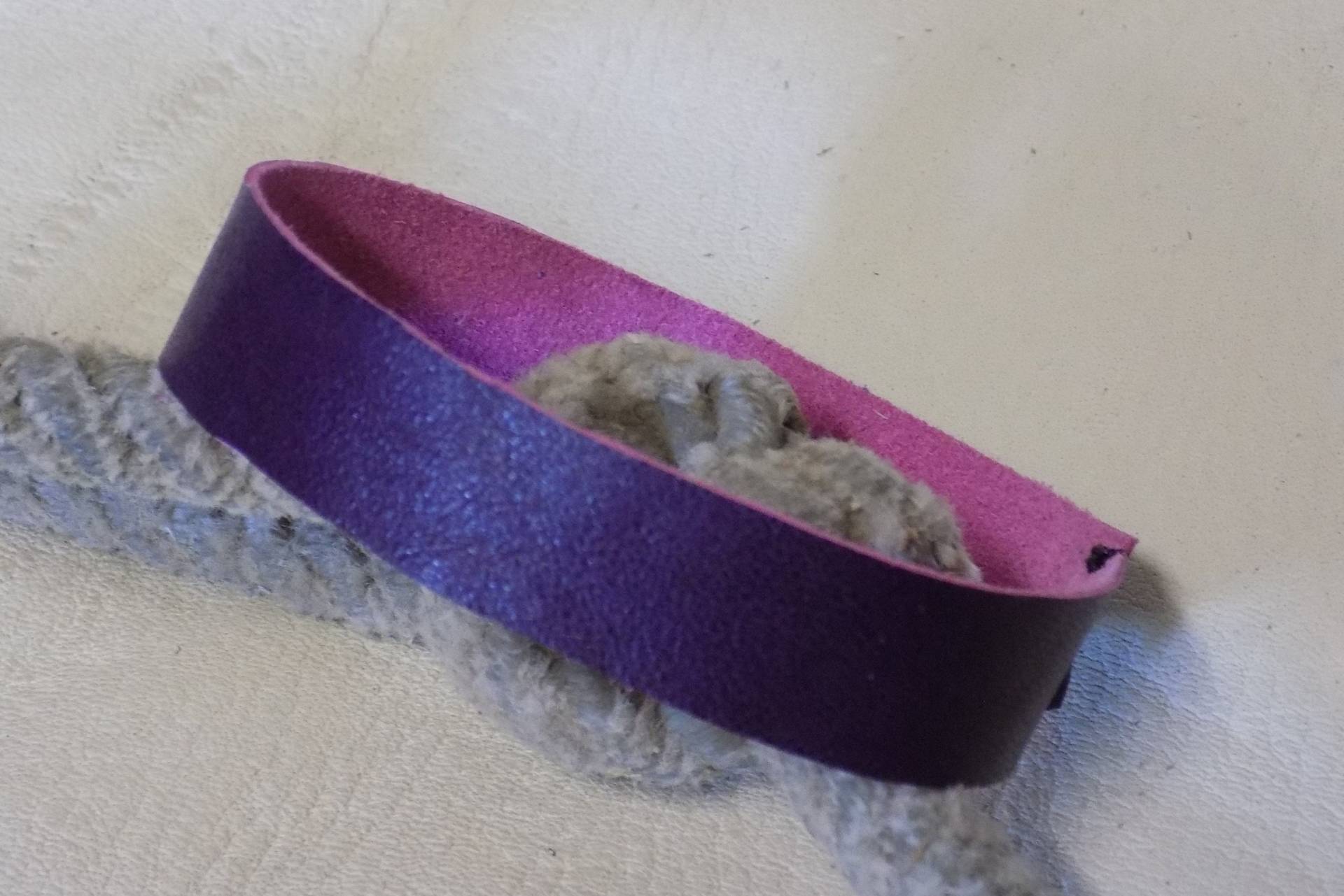 Lila Und Rosa Leder-Armreif von BlondinaBigTruck