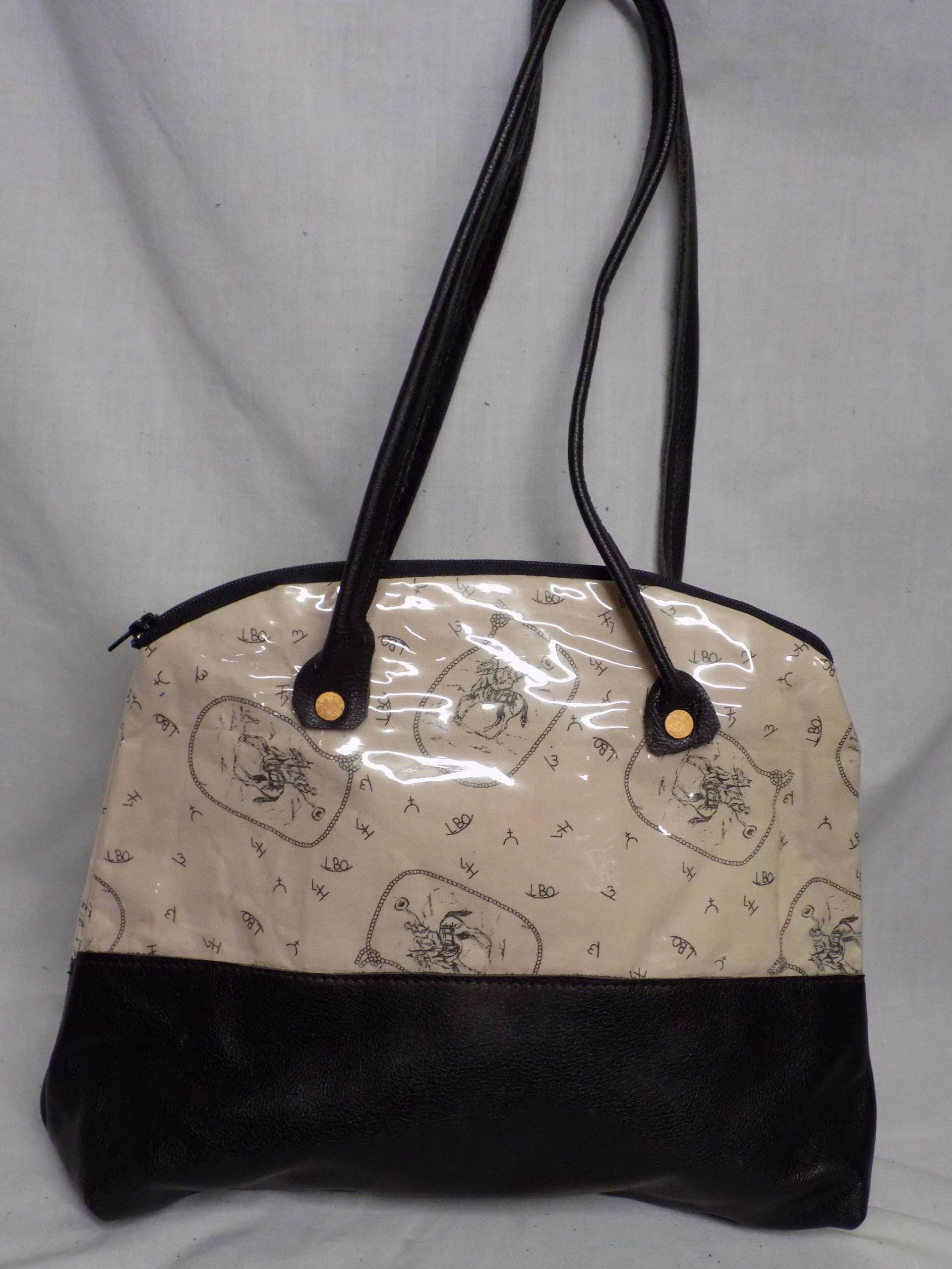 Pink Cattle Brand Print Unter Plastik Mit Schwarzer Leder Geldbörse Pink Cattle Brand Print Unter Plastik Mit Schwarzer Leder Geldbörse von BlondinaBigTruck