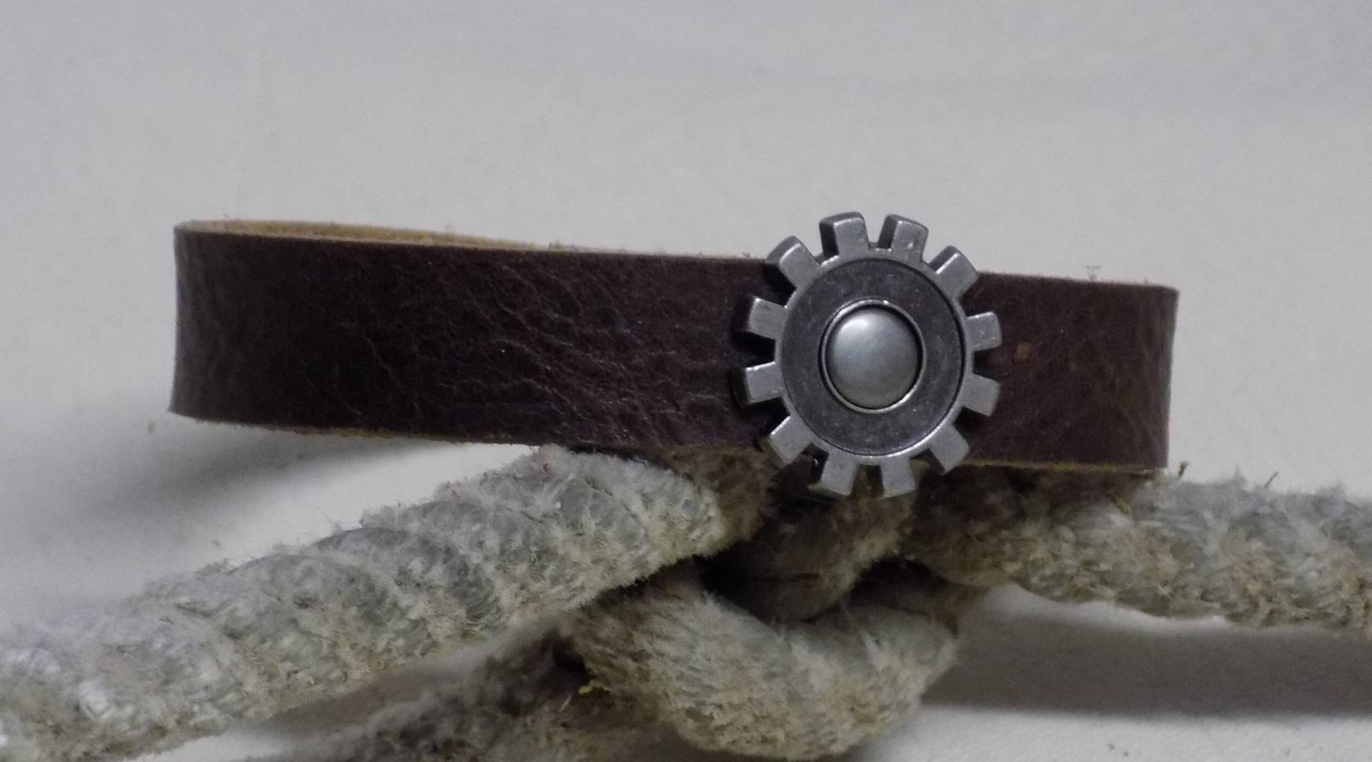 Schokolade Braun Leder Armreif Mit Antik Silber Zahnrad Concho von BlondinaBigTruck