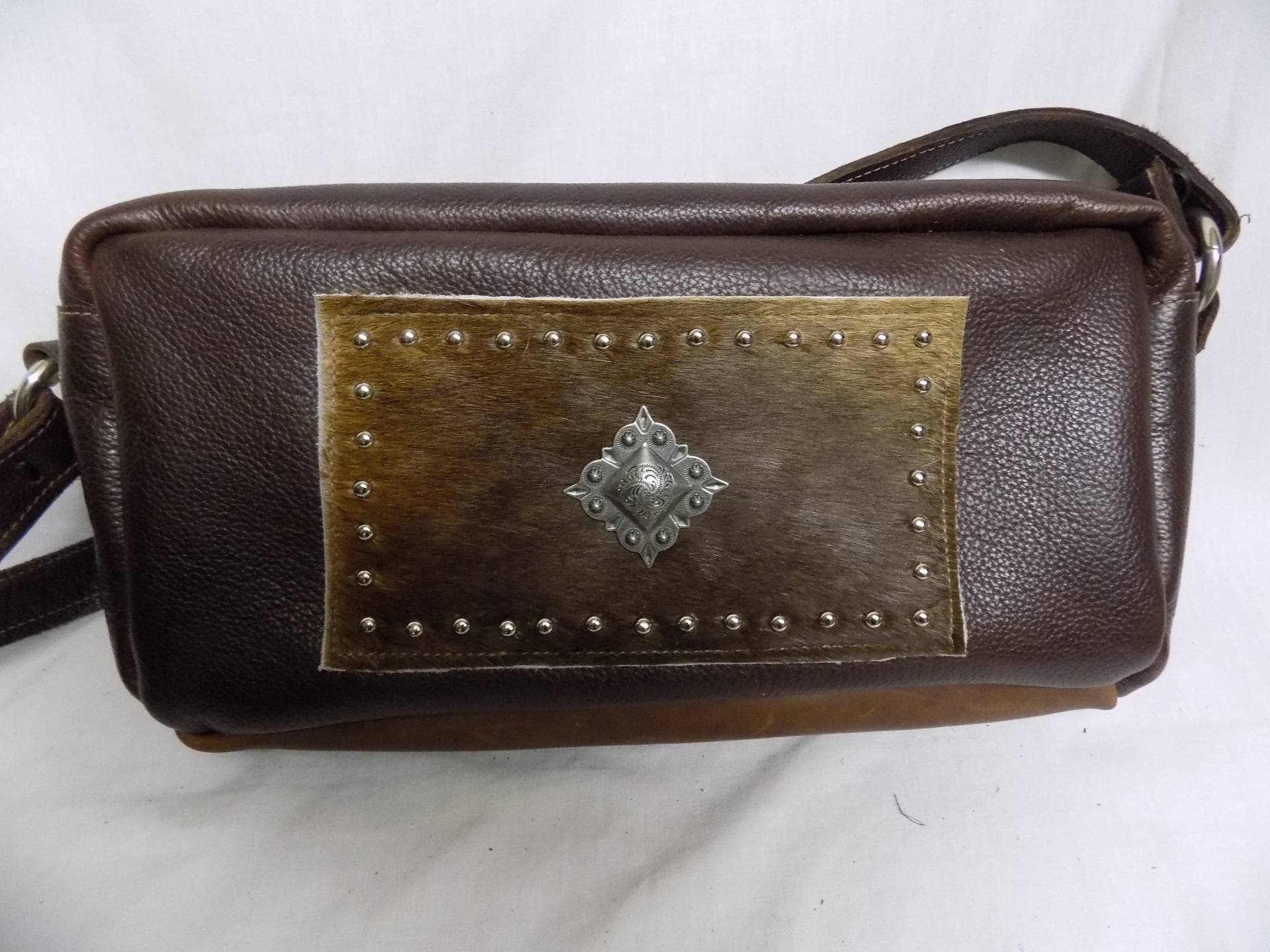 Schokoladenbraune Leder Geldbörse Mit Haaren Auf Rindsleder Und Antik Silber Concho Schokoladenbraune Leder Geldbörse Mit Haaren Auf Rindsleder Und Antik Silber Concho von BlondinaBigTruck