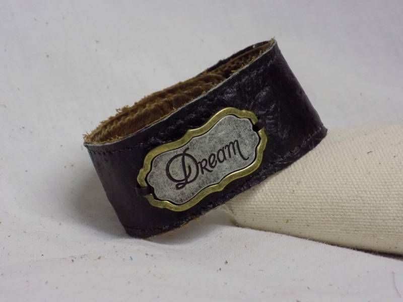 Schwarzes Lederarmband Mit Traum-Metall-Tag von BlondinaBigTruck