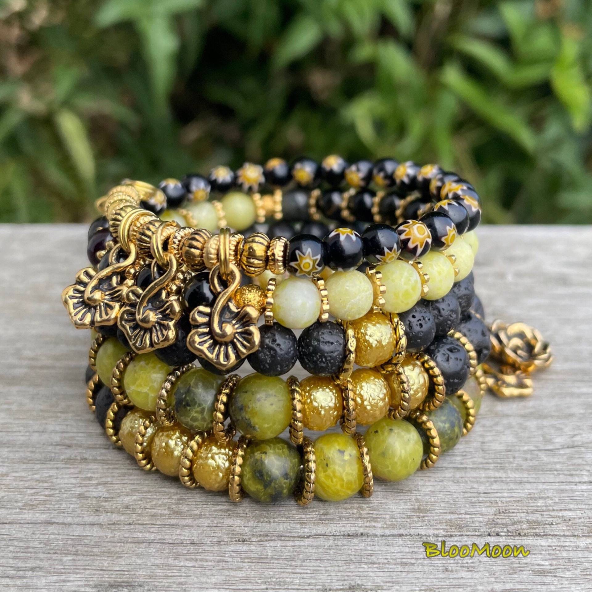 Gold Blumen - Memory Wire Armband von BlooMoonJewelry