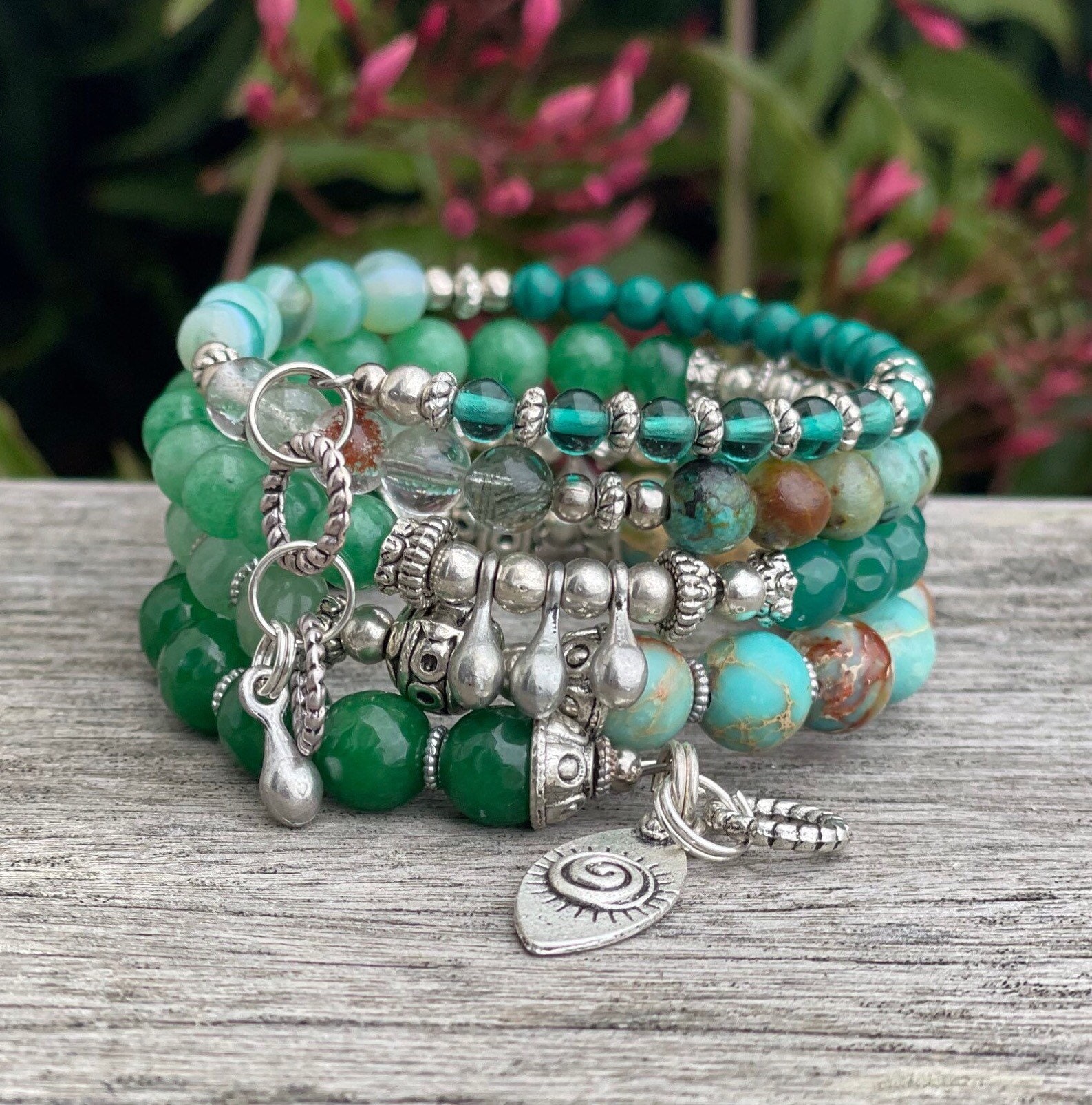 Grüne Schattierungen Verflochten Mit Silber - Memory Wire Armband von BlooMoonJewelry