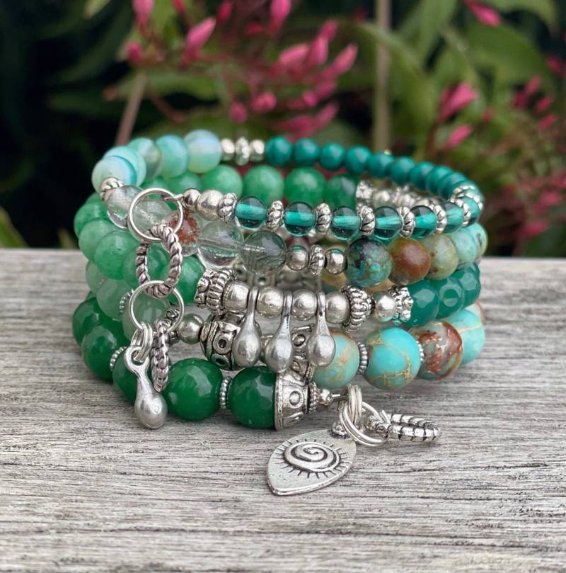 Grüne Schattierungen Verflochten Mit Silber - Memory Wire Armband von BlooMoonJewelry