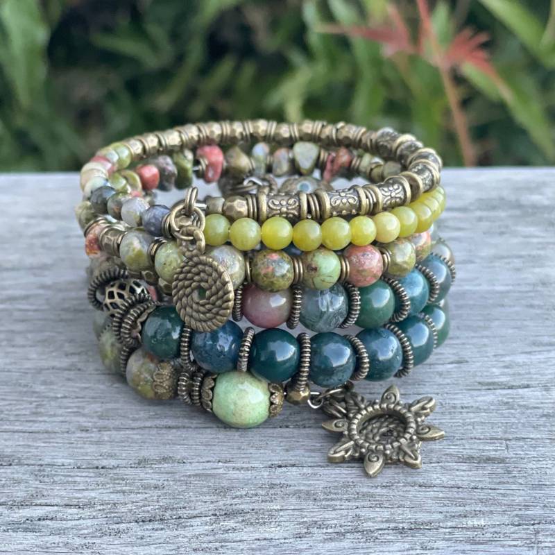 Grünes Achat Und Jade Memory Wire Armband | Frühling 2023 von BlooMoonJewelry