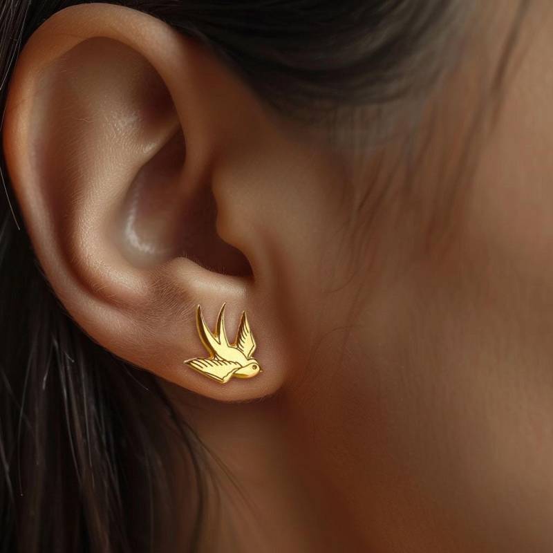 24K Gold Fill Zierliche Schwalben-Ohrstecker von BloobleeJewelry