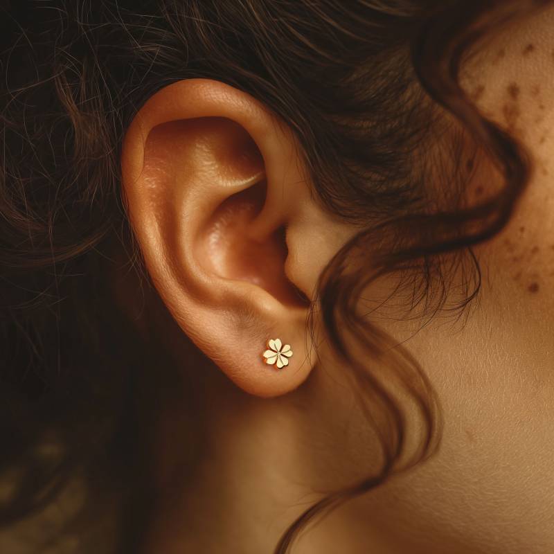 24K Gold Filled Zierliche Kleeblatt Ohrringe von BloobleeJewelry