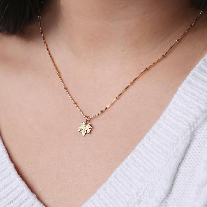 24K Gold Gefüllte Perlen Ahornblatt Halskette Thanksgiving Natur Wandergeschenk Für Sie Herbst Schmuck Blattgold Anhänger Oh Canada von BloobleeJewelry