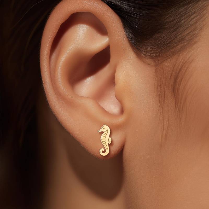 24K Gold Gefüllte Seepferdchen Ohrringe Zierlicher Strand Schmuck Minimal Ozean Geschenk Für Meeresbiologen Sommer Küstenstil von BloobleeJewelry