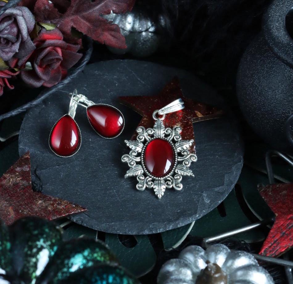 Alltag Schmuckset Wunschfarbe Aus Stern Kettenanhänger Und Tropfenohrringen in Für Gothic Outfit Als Halloween Schmuck Alltag Schmuckset Wunschfarbe Aus Stern Kettenanhänger Und Tropfenohrringen in Für Gothic Outfit Als Halloween Schmuck von BloodyBrilliants