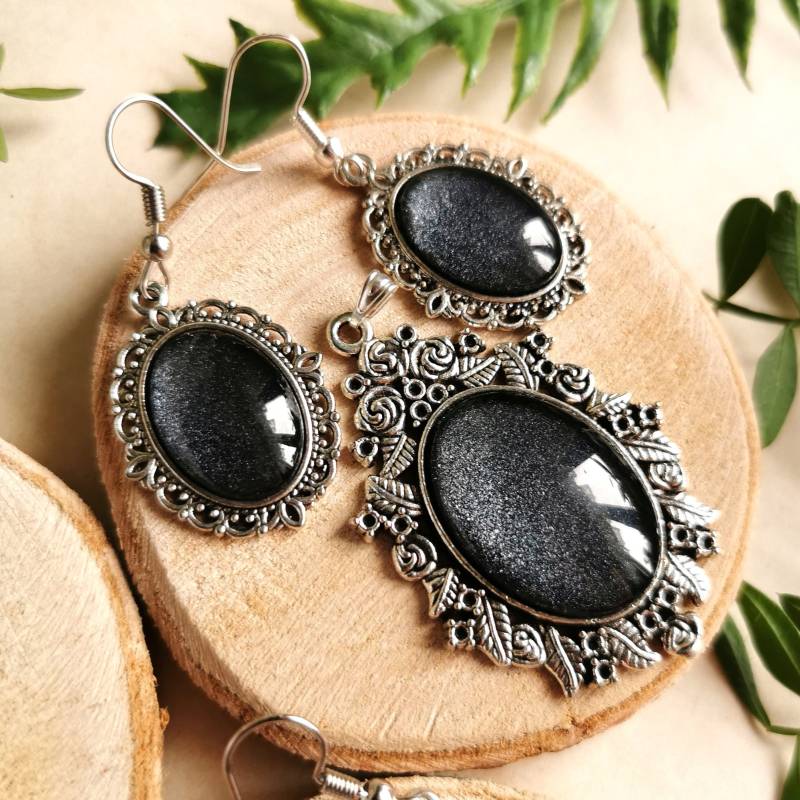 Anhänger Ohrringe Set Mit Wunschfarbe Schwarz Oval Rosen Als Gothic Schmuckset Für Homeoffice Alltag Und Cosplay Schmuck Anhänger Ohrringe Set Mit Wunschfarbe Schwarz Oval Rosen Als Gothic Schmuckset Für Homeoffice Alltag Und Cosplay Schmuck von BloodyBrilliants