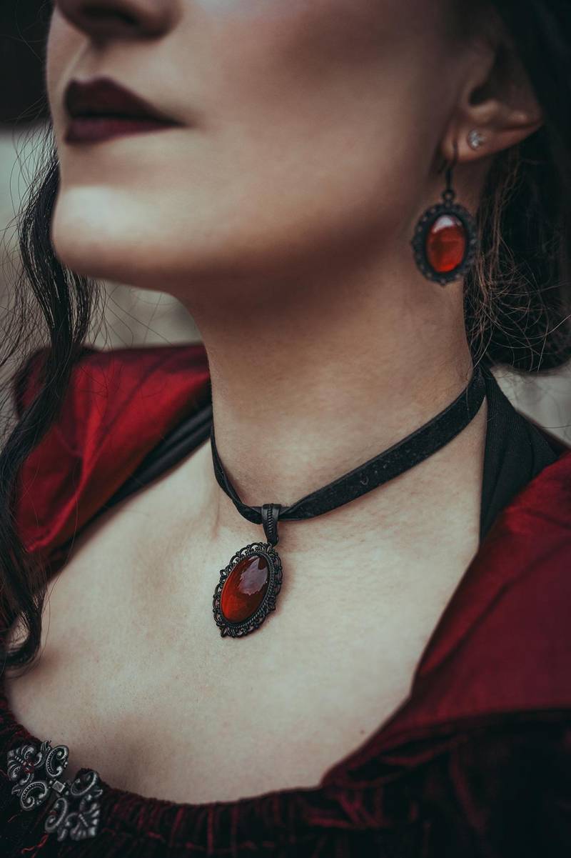 Gothic Schmuck Set Aus Anhänger Ohrringe Schwarz Oval Mit Wunschfarbe Für Outfit Und Als Geschenk von BloodyBrilliants
