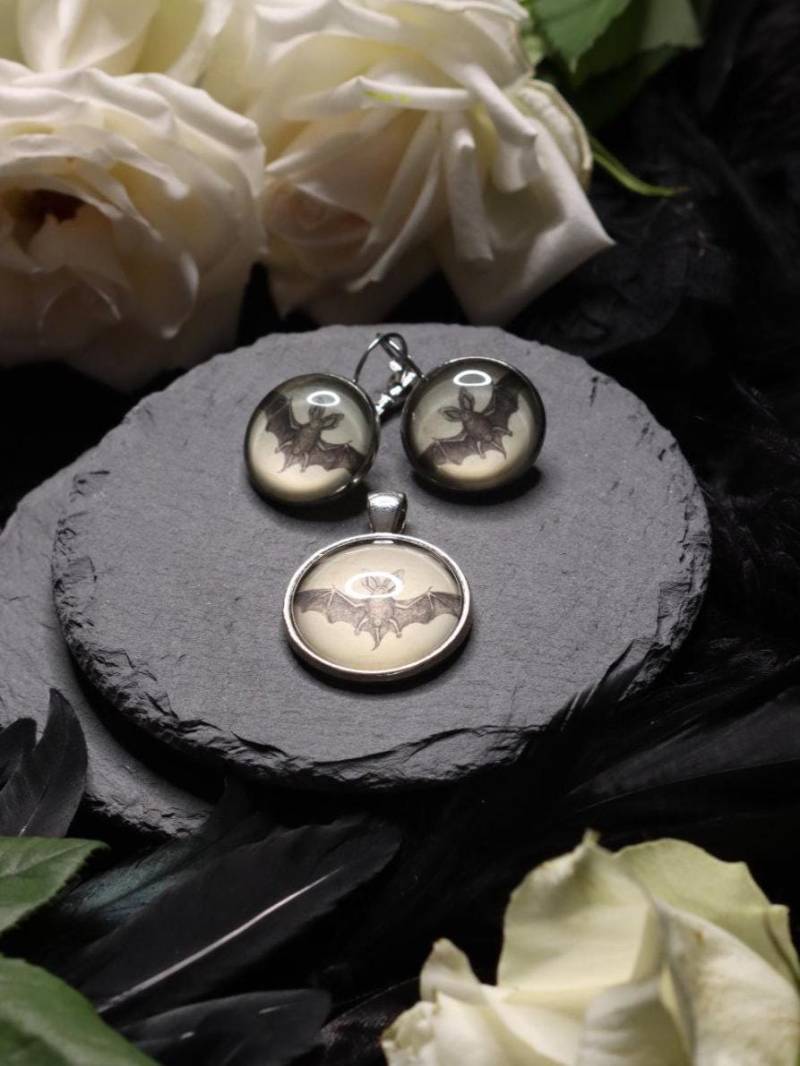 Fledermaus Anhänger Ohrringe Mit Kette in Silber Bronze Oder Schwarz Für Gothic Outfit Und Vampir Cosplay Fledermaus Anhänger Ohrringe Mit Kette in Silber Bronze Oder Schwarz Für Gothic Outfit Und Vampir Cosplay von BloodyBrilliants