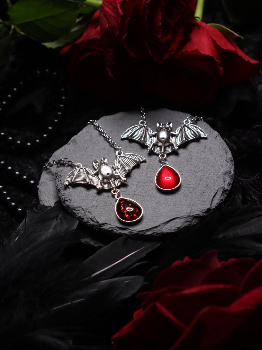 Fledermaus Kettenanhänger in Wunschfarbe Als Gothic Schmuck Für Vampir Kostüm Und Halloween Accessoires Weihnachten Fledermaus Kettenanhänger in Wunschfarbe Als Gothic Schmuck Für Vampir Kostüm Und Halloween Accessoires Weihnachten von BloodyBrilliants