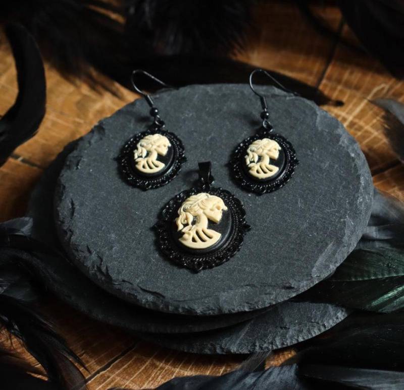 Lady Skull Anhänger Ohrringe Schmuckset Schädel Kette Für Gothic Outfit Oder Larp Cosplay Lady Skull Anhänger Ohrringe Schmuckset Schädel Kette Für Gothic Outfit Oder Larp Cosplay von BloodyBrilliants