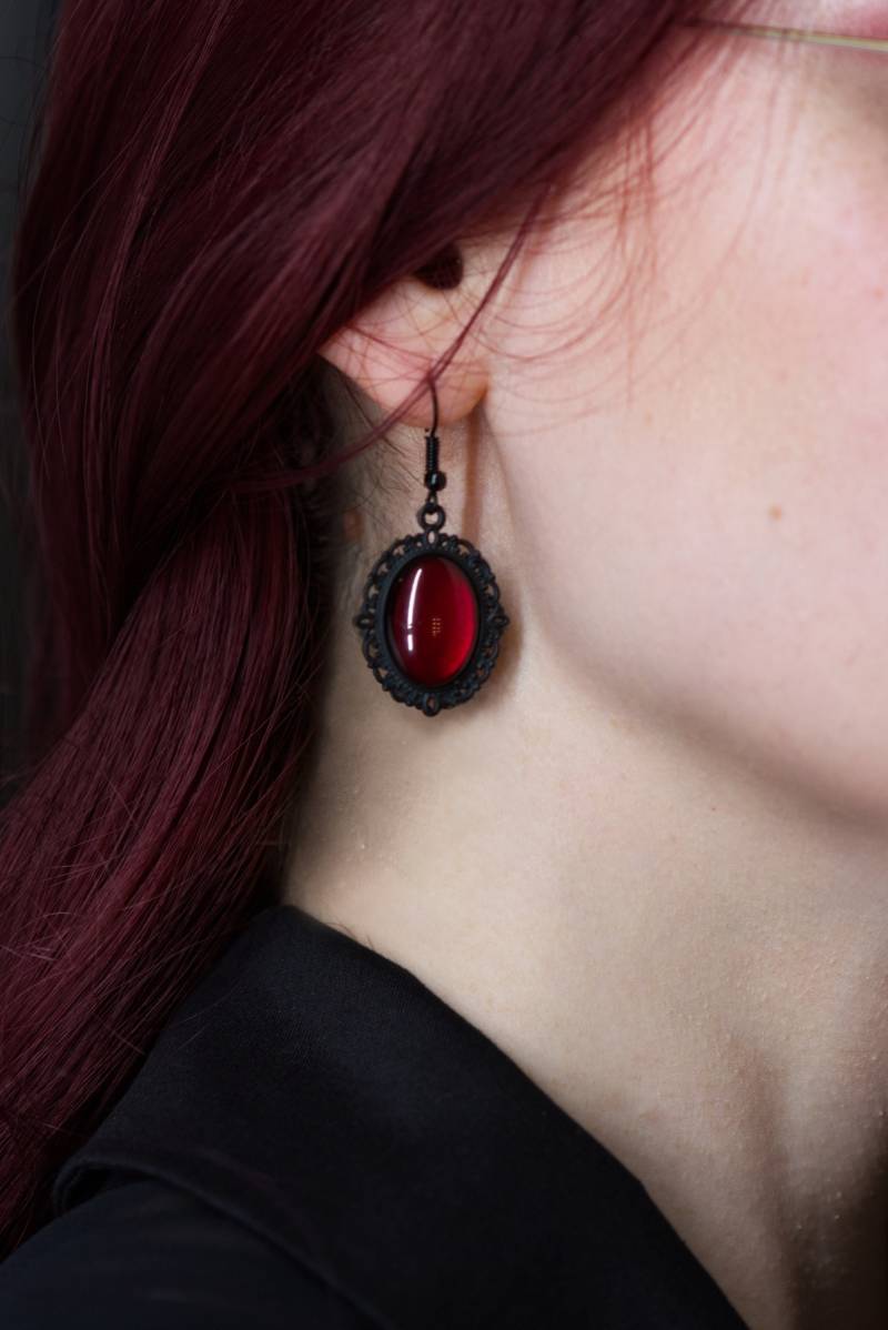 Ohrringe Oval Hängend Verziert Mit Farbigen Glassteinen in Silber Bronze Schwarz Als Edler Alltagsschmuck Und Geburtstagsgeschenk von BloodyBrilliants