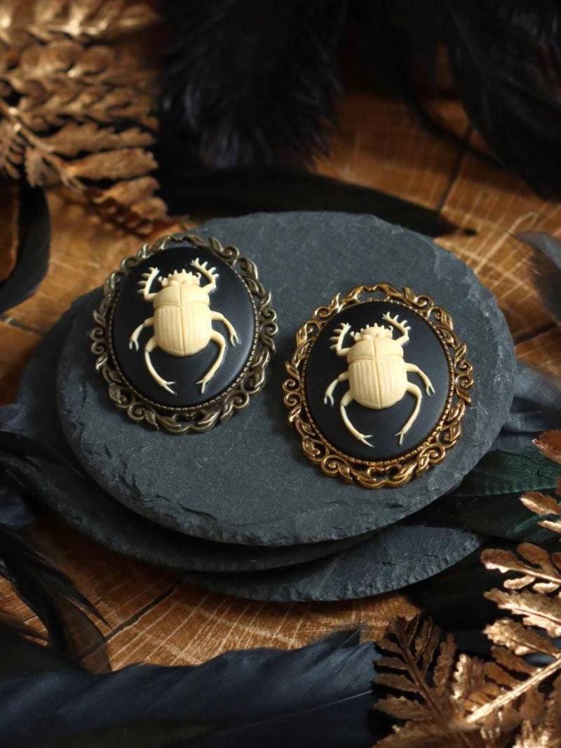 Skarabäus Brosche Im Ägypten Stil Als Cosplay Schmuck Und Larp Accessoire Für Kostüm Convention Skarabäus Brosche Im Ägypten Stil Als Cosplay Schmuck Und Larp Accessoire Für Kostüm Convention von BloodyBrilliants