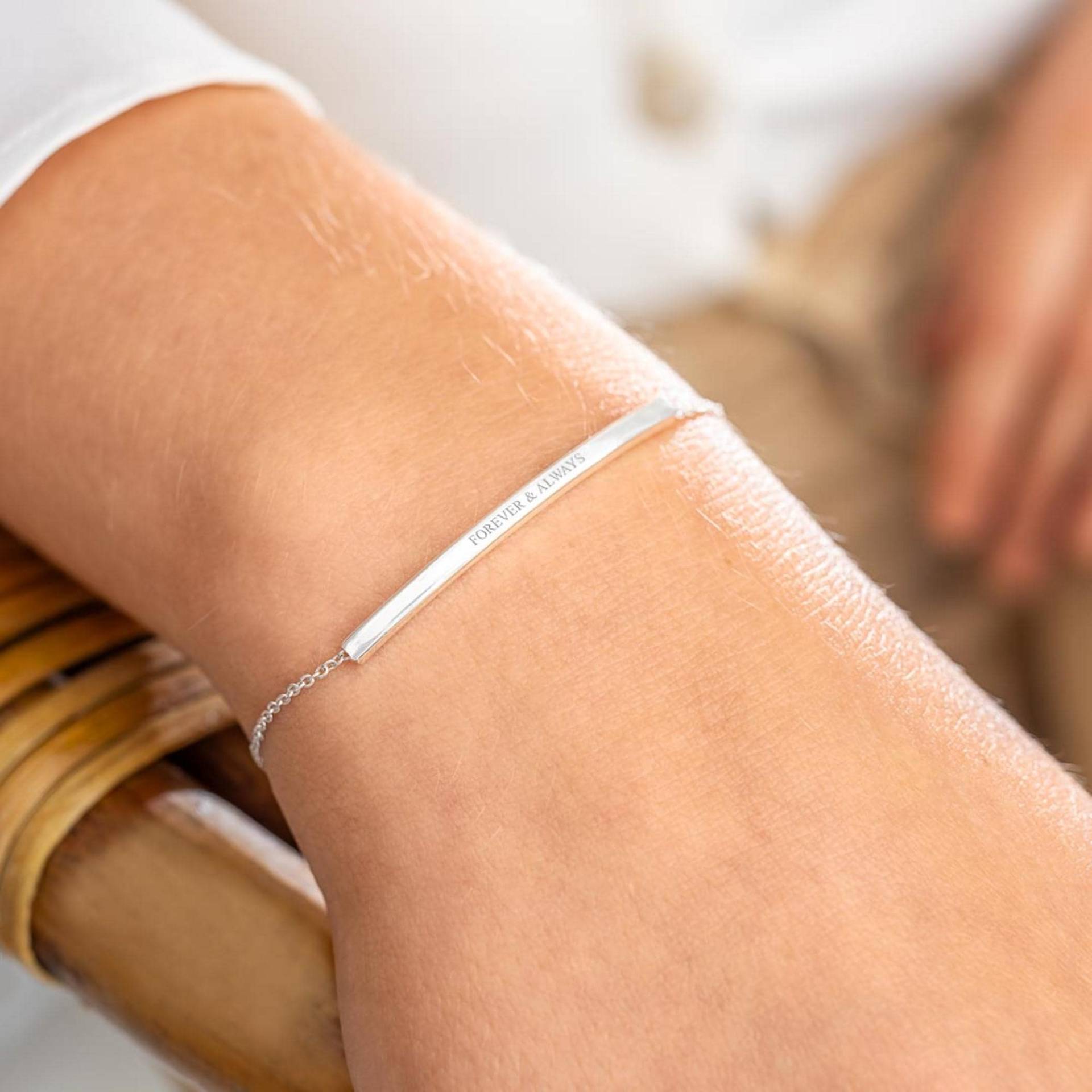 Personalisierte Nachricht Slider Armband, Curved Skinny Bar Schmuck Schmuck Mit Gravur, Weihnachtsgeschenk Für Sie von BloomBoutiqueUK