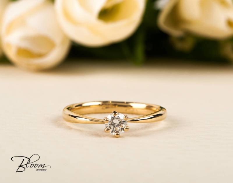 18K Gold Verlobungsring Echter Diamant Holzkiste Gelbgold Bloomdiamonds von BloomDiamonds