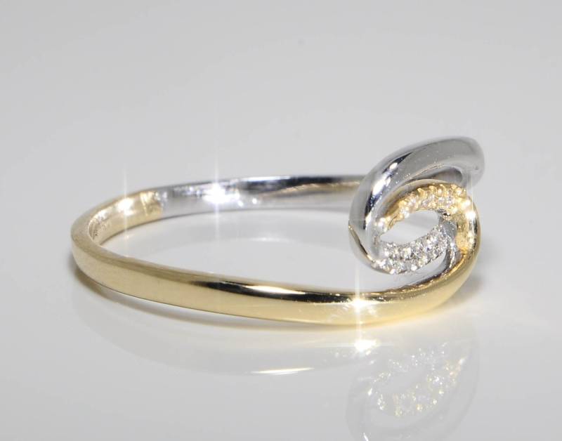 Diamantring Yin Yang 750Er Gelbgold Mit Weißen Und Gelben Bloomdiamonds von BloomDiamonds