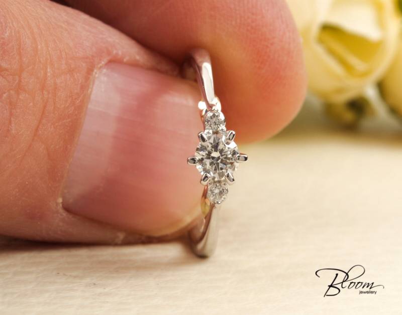 Drei Stein Diamant Ring 18K Weißgold Bloomdiamonds von BloomDiamonds