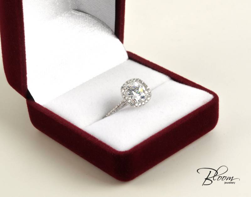 Kissen Verlobungsring 14K Weißgold Diamant Simulant Halo Ring Bloomdiamonds Kissen Verlobungsring 14K Weißgold Diamant Simulant Halo Ring Bloomdiamonds von BloomDiamonds
