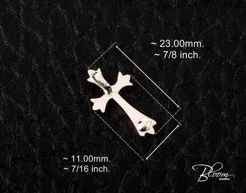 Kleines Kreuz Für Frau 14K Weißgold Einzigartiges Design Bloomdiamonds von BloomDiamonds