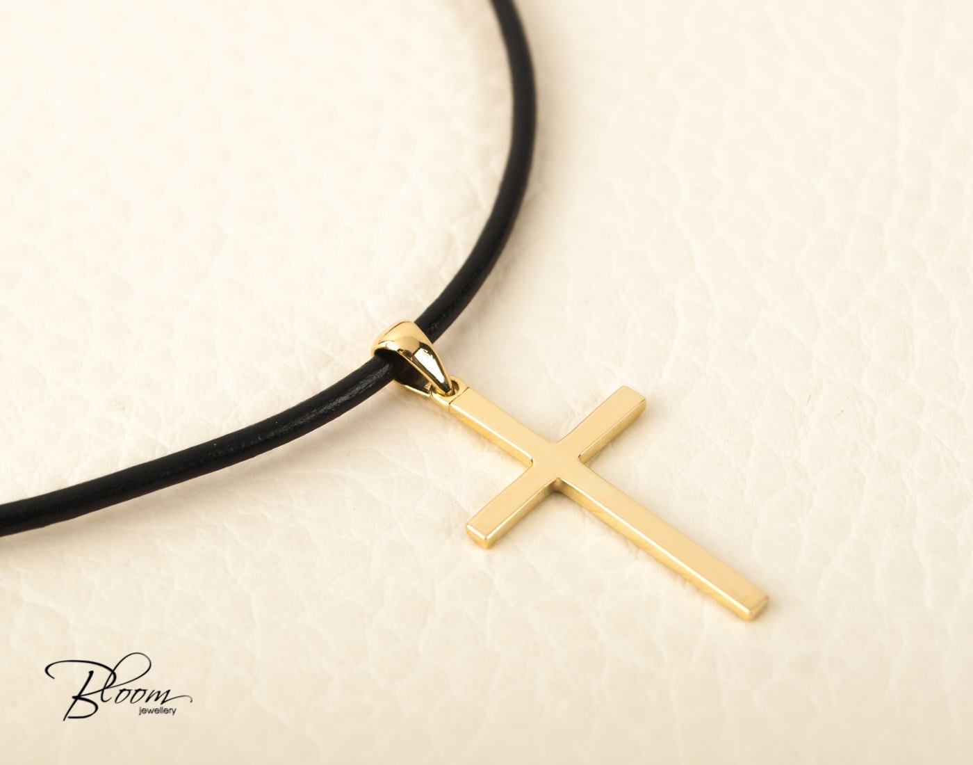 Kreuz Anhänger in Gold Für Männer An Einer Schwarzen Lederschnur Taufe Geschenk Unisex Bloomdiamonds von BloomDiamonds