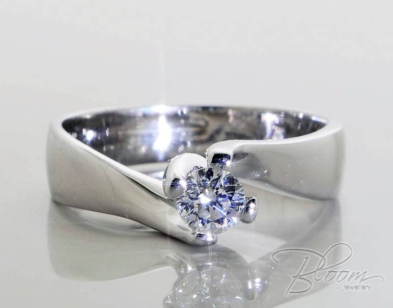 18K Weißgold Diamant Verlobungsring Gedrehtes Band, 0.24 Ct Vs1 von BloomDiamonds