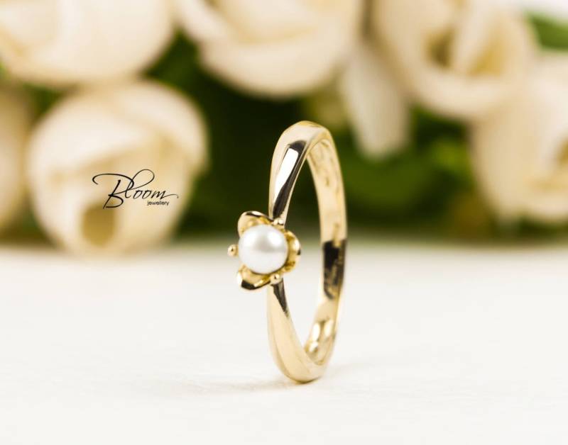 Solitär Perlenring 14K Gelbgold Kleine Weiße Perle Bloomdiamonds von BloomDiamonds
