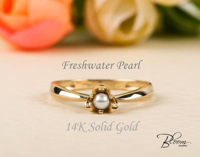 Zarte Perle Goldring 14K Blumenform Bloomdiamonds von BloomDiamonds
