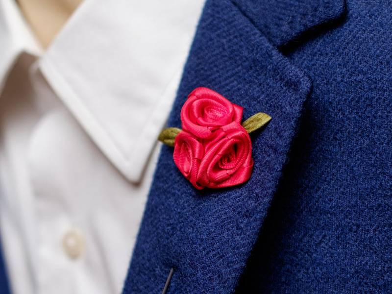 15% Sale - Rote Rose Boutonniere, Fabric Made Men Brosche, 3 Rosen & Blätter Hochzeit Anstecknadel, Satin Formelle Veranstaltung Knopfloch 15% Sale - Rote Rose Boutonniere, Fabric Made Men Brosche, 3 Rosen & Blätter Hochzeit Anstecknadel, Satin Formelle Veranstaltung Knopfloch von BloomLapelPins