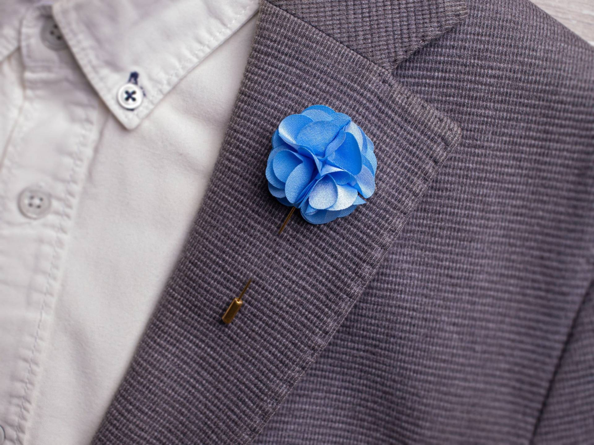 Anzug Blume Boutonniere, Blaue Revers Pin Männer, Anstecknadel, Satin Pin, Elegante Zubehör, Hochzeit Anzug Blume Boutonniere, Blaue Revers Pin Männer, Anstecknadel, Satin Pin, Elegante Zubehör, Hochzeit von BloomLapelPins