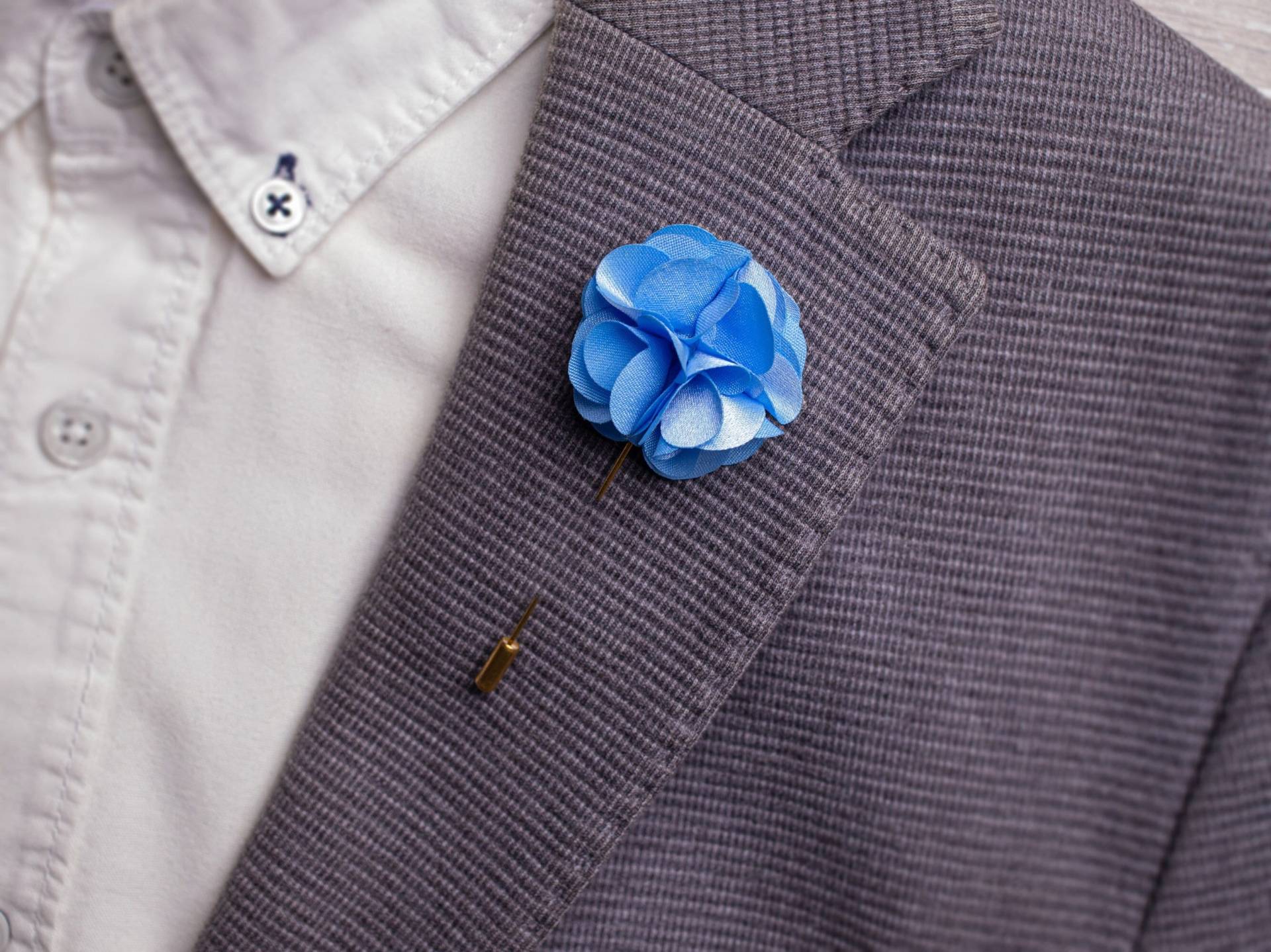 Anzug Blumen-Boutonniere, Blaue Anstecknadel Für Männer, Blumen-Anstecknadel, Satin-Blumen-Anstecknadel, Elegantes Anzug-Accessoire von BloomLapelPins