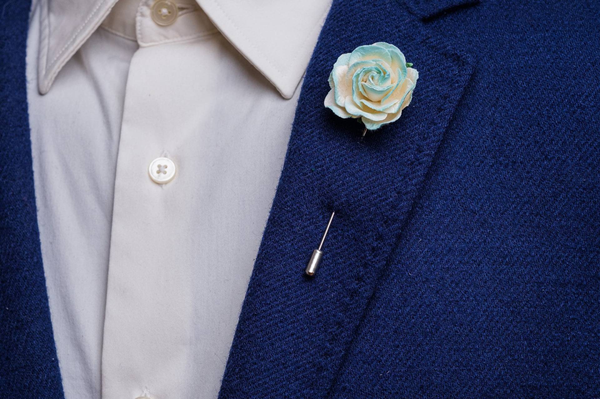 Atemberaubende Baby Blau Ombre Brosche Stick Pin Mit Großer Blühender Rose in Der Goldenen/Silbernen Nadel, Formelle Veranstaltung Blume Für von BloomLapelPins
