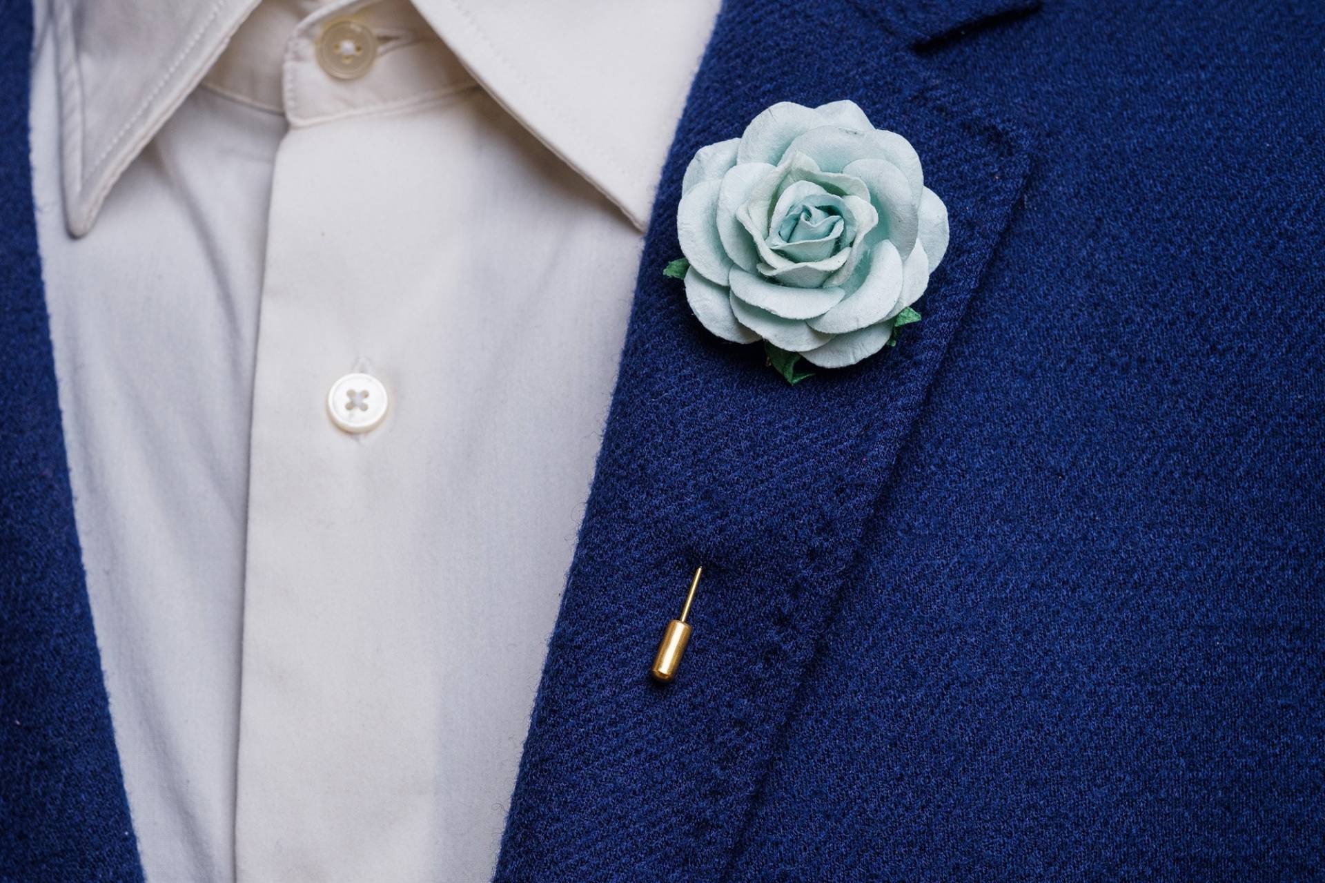 Baby-Blau-Big Rose Boutonniere Für Formelle Veranstaltung, Hochzeit Anstecknadeln in Vielen Farben Erhältlich, Sanfte Papier-Hergestellt Blumen von BloomLapelPins