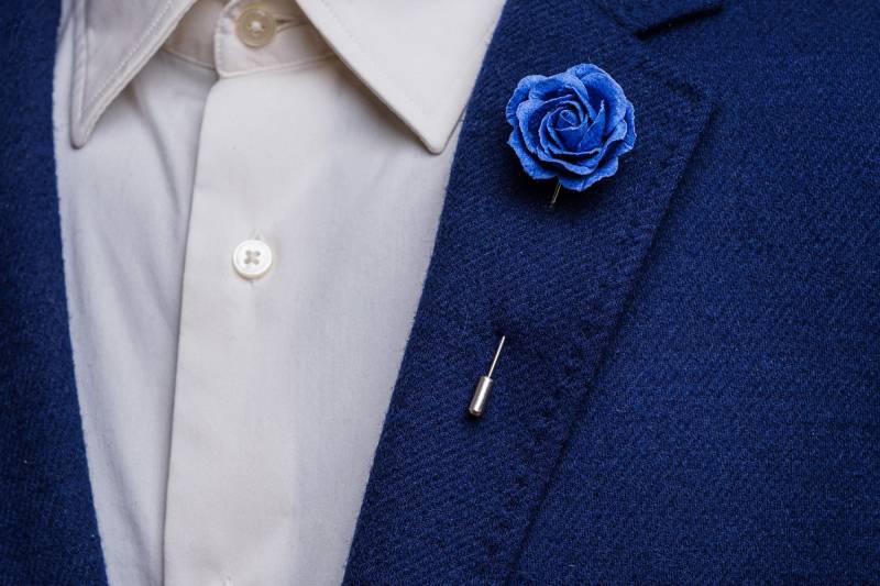 Formelle Edwardian-Inspirierte Königsblaue Papier-Rosen-Anstecknadel Mit Goldener/Silberner Nadel - Vintage-stil, Tiefblaue Boutonniere Für von BloomLapelPins