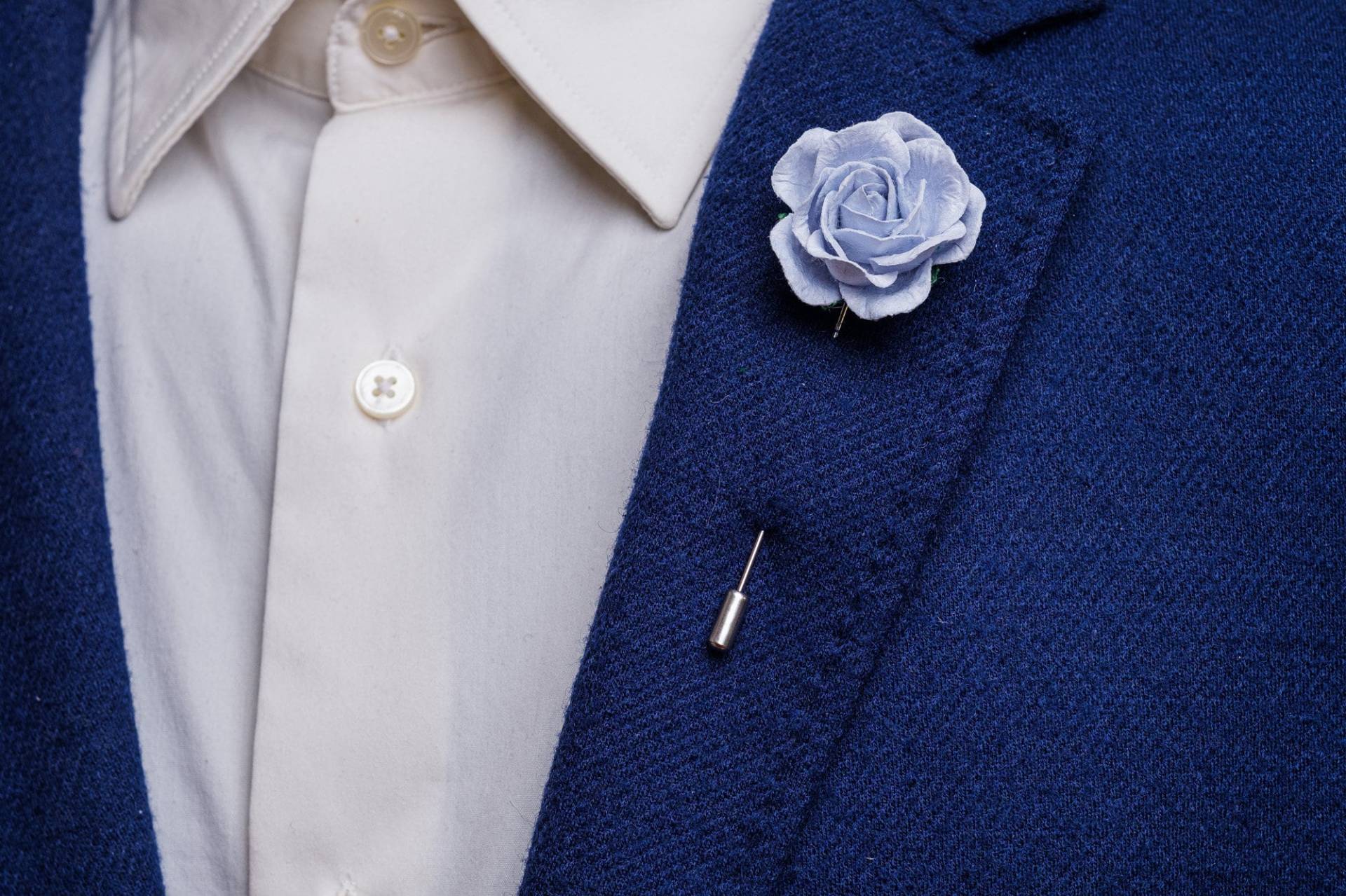 Hellblaues Papier Umweltfreundliche Rose Brosche Für Mantel/Jacke, Zurück Zu Schulgeschenk Lehrer, Zierliches Blühendes Blumenknopfloch von BloomLapelPins