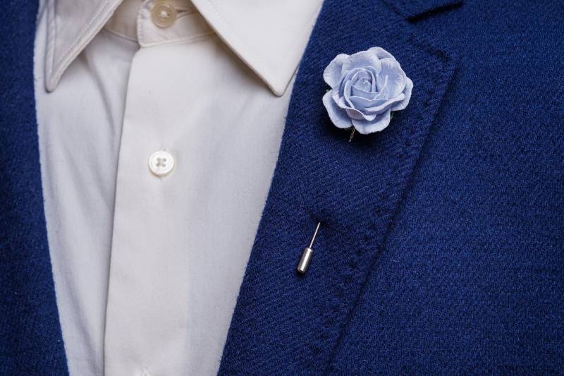 Hellblaues Papier Umweltfreundliche Rose Brosche Für Mantel/Jacke, Zurück Zu Schulgeschenk Lehrer, Zierliches Blühendes Blumenknopfloch Hellblaues Papier Umweltfreundliche Rose Brosche Für Mantel/Jacke, Zurück Zu Schulgeschenk Lehrer, Zierliches Blühendes Blumenknopfloch von BloomLapelPins