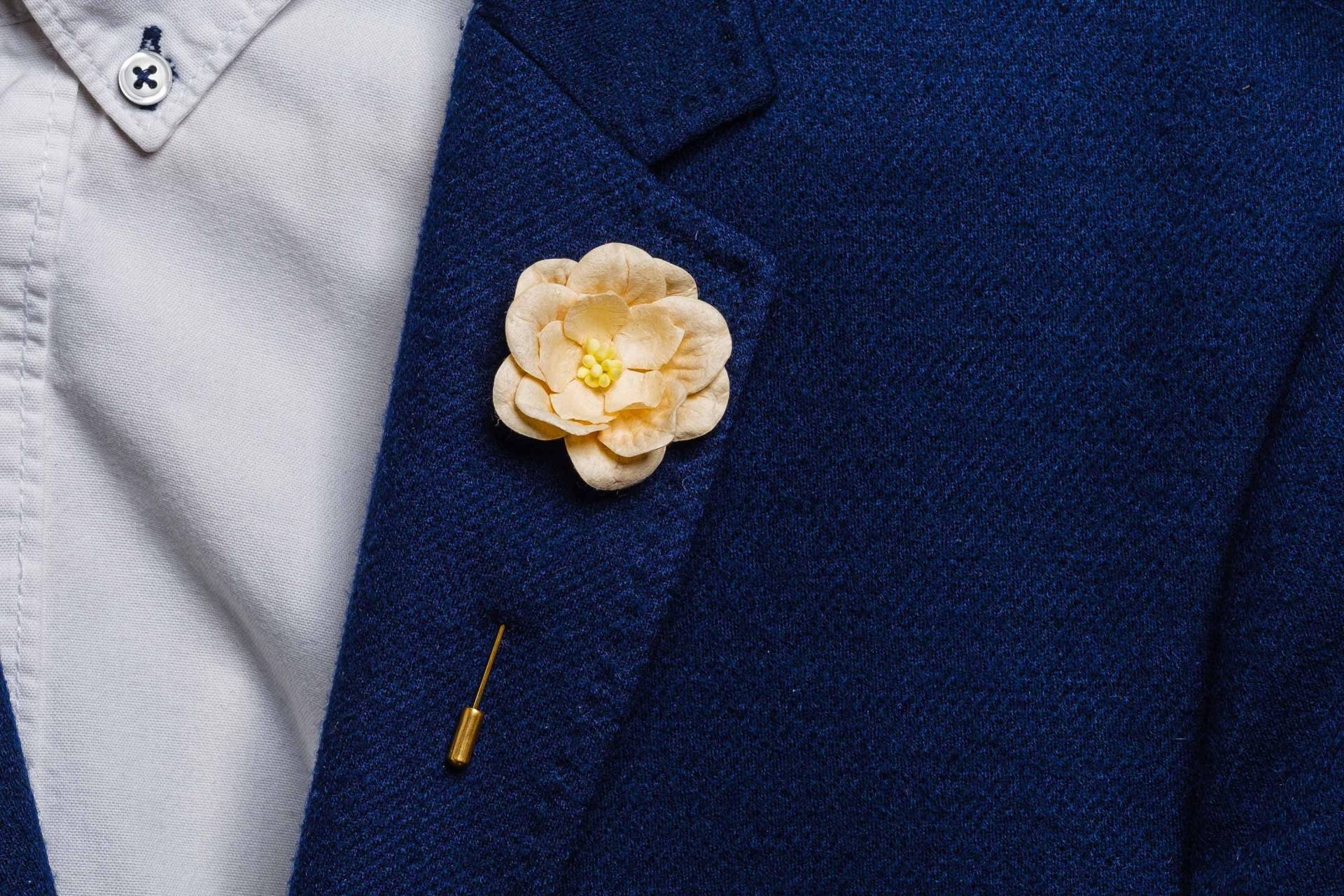 Layered Ecru Boutonniere - Junggesellenabschied Anstecknadel, Geschenk Für Papa, Hochzeit Brosche Revers Männer, Einzigartige Unter 15 von BloomLapelPins