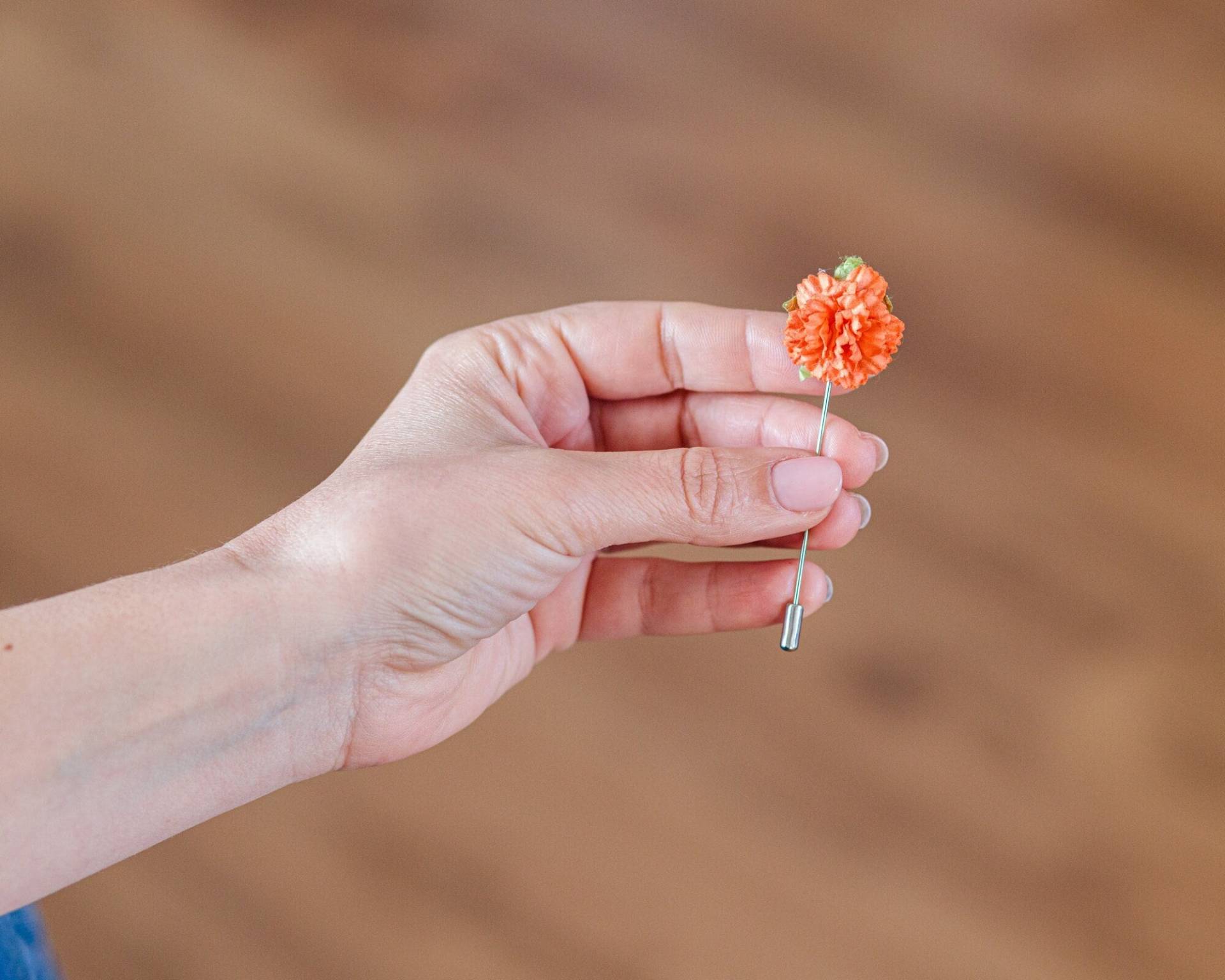 Orange Blumen Boutonniere - Anstecknadel Aus Recyclingpapier Hochzeit Für Männer Geschenk Ihn von BloomLapelPins