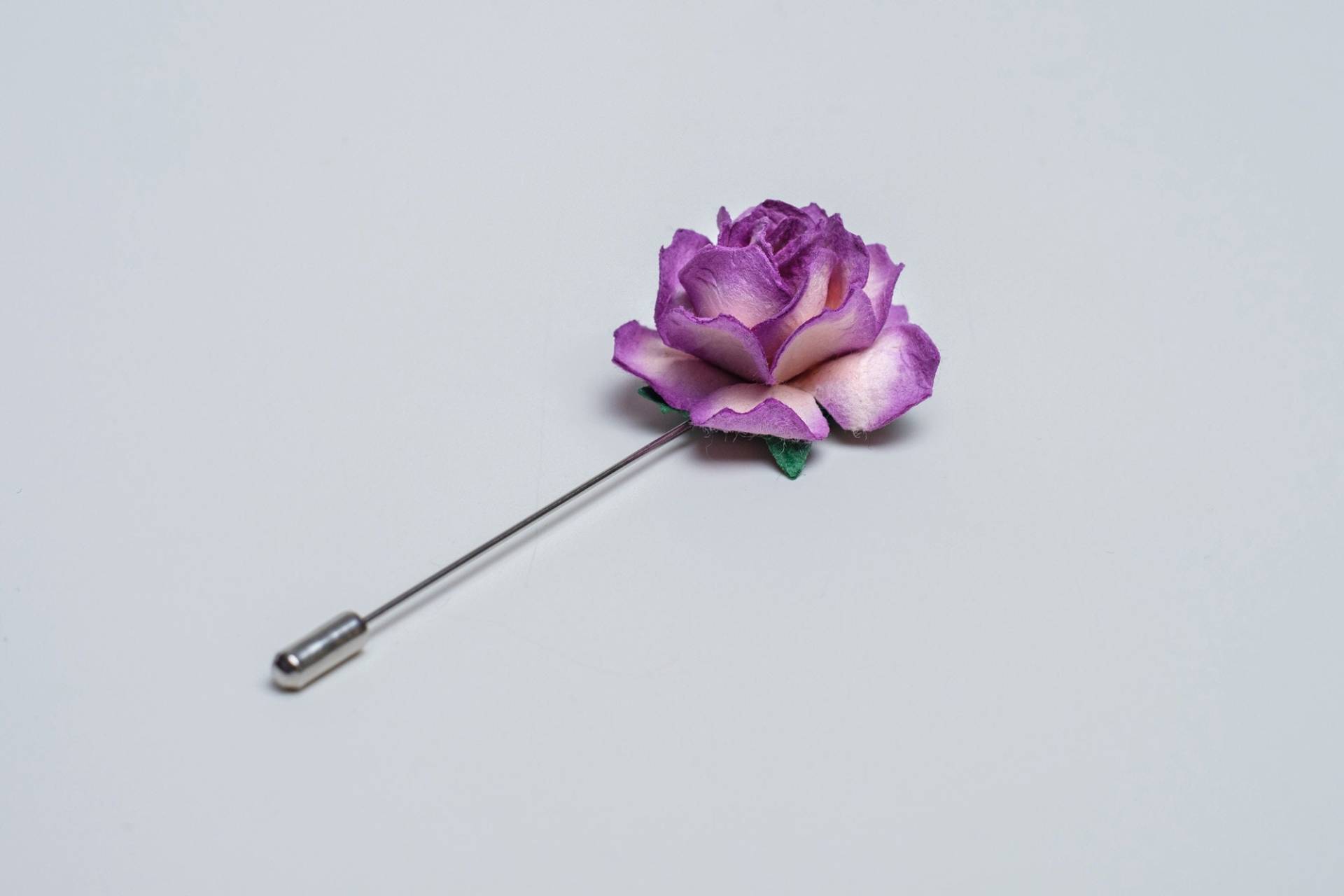 Lila Ombre Boutonniere - Jubiläumsgeschenk Für Männer, Lila Rosenbrosche, Stilvolle Herrenaccessoires, Geschenkidee Trauzeugen, Metallnadel von BloomLapelPins